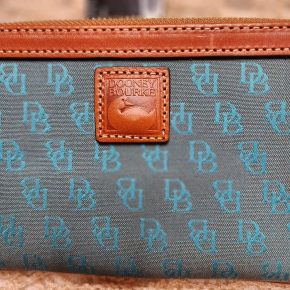 Dooney & Bourke wallet/wristlet New with Tags! - Picture 3 of 8